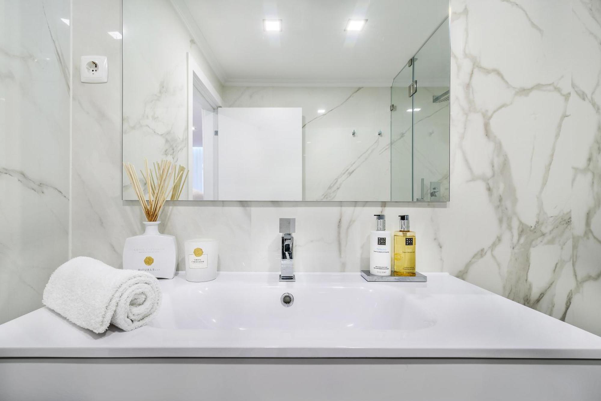 Whome City Chic Escape: Your Stylish Haven In Downtown Lisboa Exteriör bild